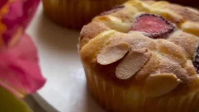 طرز تهیه کیک کرمدار توت فرنگی، خوشمزه به روش مجلسی