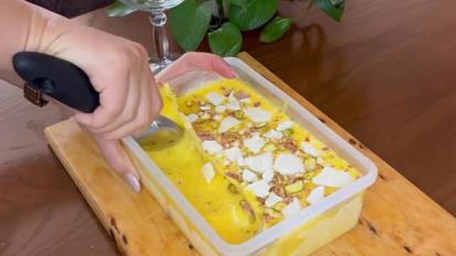 طرز تهیه بستنی زعفرانی خوشمزه خونگی باطعمی بینظیر