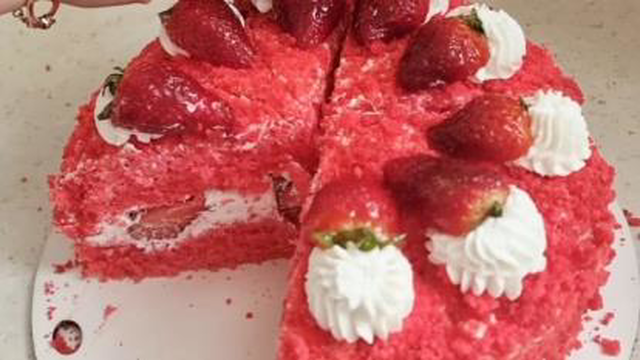 طرز تهیه کیک توت فرنگی خوشمزه خونگی بامواددردسترس/باطعمی بینظیر