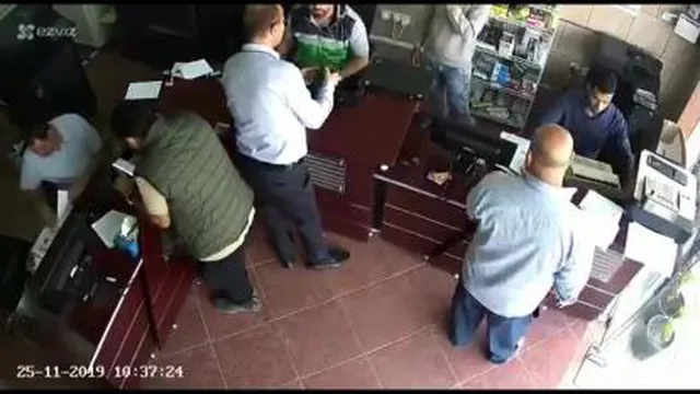 ورود یه ماشین به داخل مغازه موبایل فروشی یا خدا 😱😱