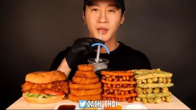 چالش غذا 🤣 فست فود زیادم بد نیست جوری که اینا می خورند🍔🤤