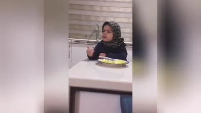 مامان شمام اینطوریه( ای جان چقدر بانمک بازی میکنم تپلی )