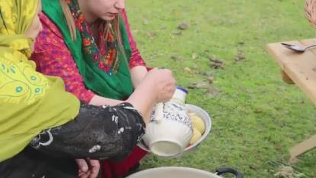 اشپزی در طبیعت پخت عدسی به سبک روستایی