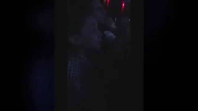 همخوانی احساسی دختر بچه وسط کنسرت سهراب پاکزاد