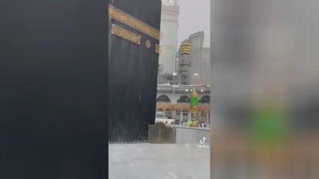 باران رحمت الهی بر فراز خانه کعبه قبله مسلمانان در شب لیله القدر