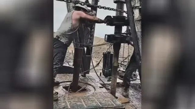 تلاشگران حفاری چاه نفت