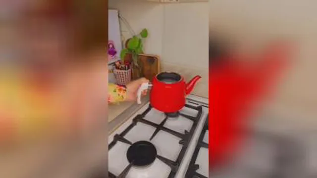 با این ترفند رسوب کتری رو خیلی راحت تمیز کن ┈••✾•🌿🌸🌿•✾••┈ 🍓ایدھ و ترفــ