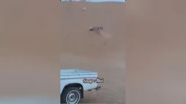 خاموش کردن ماشین آتیش گرفته وسط کویر😮👍👍