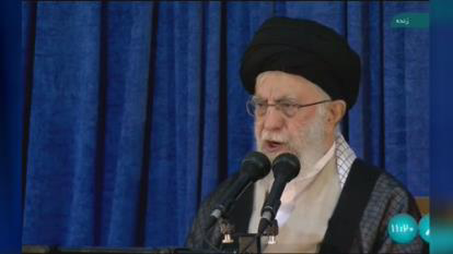 واکنش رهبر انقلاب به شعارها هنگام سخنرانی سید حسن خمینی