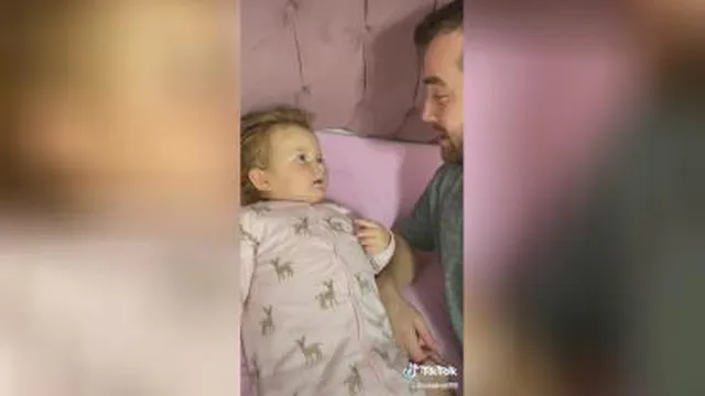 چقدر این نینیه شیرینههه😍