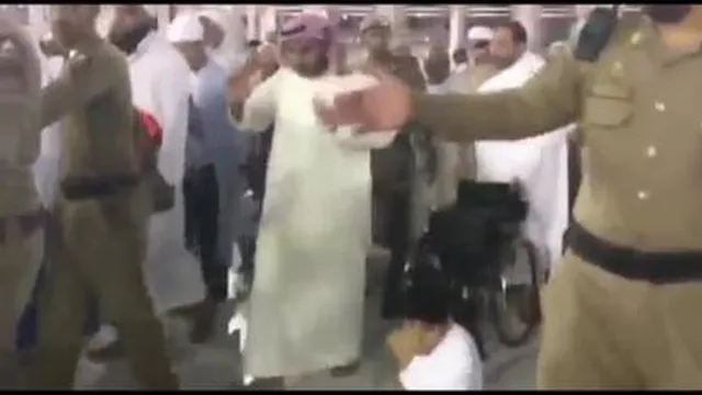 پسر معلولی که با دو دست به طواف خانه خدا رفت