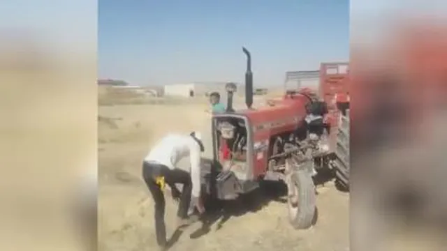 در حال تعمیر تراکتور