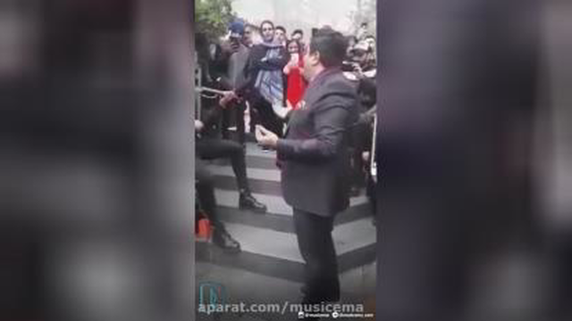 سالار عقیلی با خوانندگان خیابانی تجریش همخوانی کرد