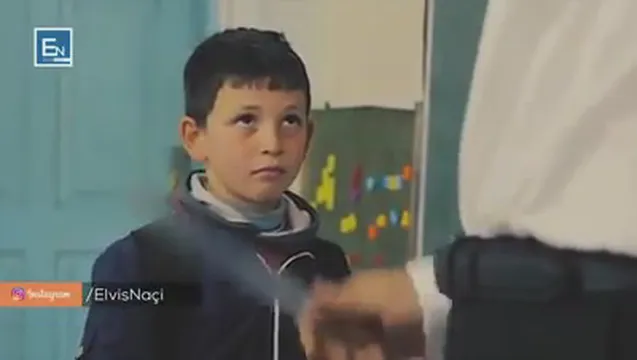 معلمی که ندانسته شاگردش را تنبیه میکند