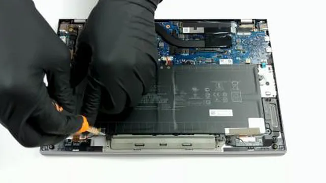 روش صحیح باز کردن لپ تاپ ASUS ZenBook 14 UM425