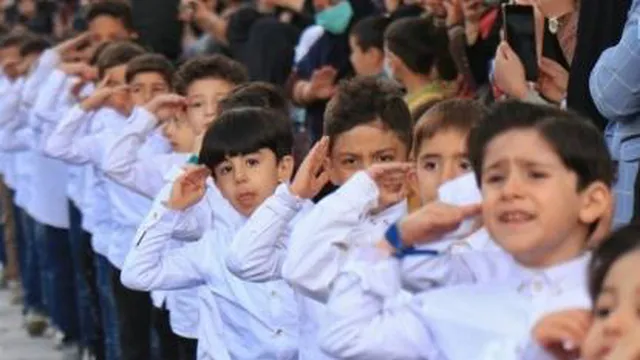 همخوانی سرود سلام فرمانده دهه نودی ها میدان شهدای مشهد