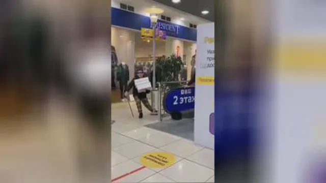 دوربین مخفی مرد نابینا و سوء استفاده مردم