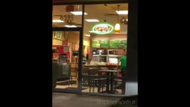 نظافت عجیب پیش خدمت رستوران 🤣