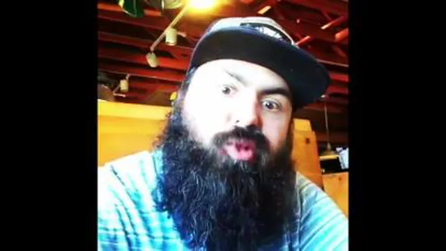 خوردن عجیب ساندویچ مک دونالد توسط مرد قوی ! 🤣😜