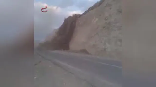 ریزش کوه در اثر زلزله