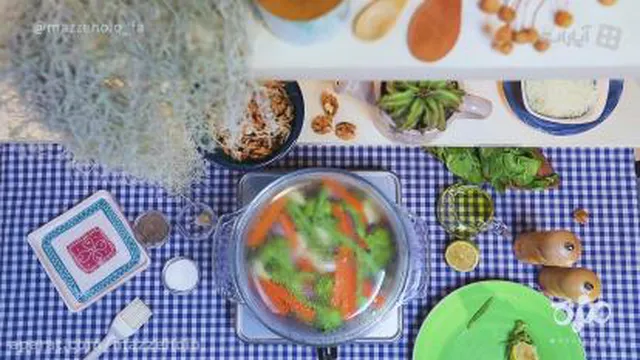 طرز تهیه مرغ بخارپز با سبزیجات توسط مزه&zwnj;اویو