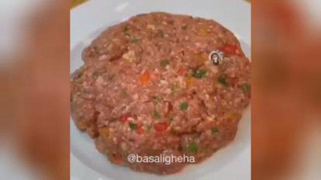 آدنا کباب ترکی اون رو گاز خونتون 😍😋 مواد لازم گوشت چرخ کرده دویست و پنجاه گرم
