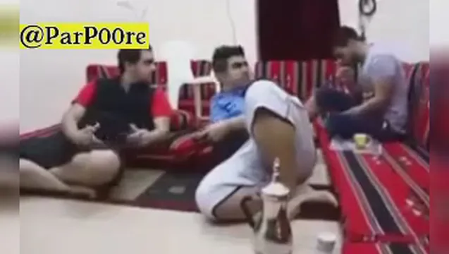 وقتی تو یه جمع ایرانی خوراکی میپره تو‌گلوت 😂😑