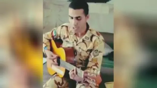 سرباز گیتاریست