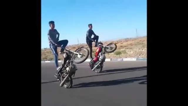 هنر این دو موتورسوار همه را شگفت زده کرد!!!؟؟؟
