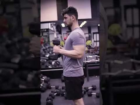 نحوه زدن جلوبازو با دمبل به شکل چکشی