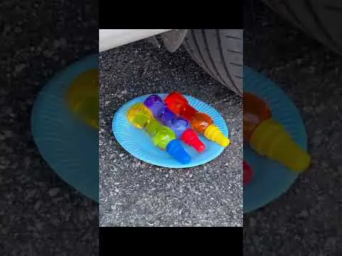 خرد کردن اشیا خرد و نرم با ماشین! - آزمایش: ماشین در برابر اسباب‌بازی‌ها #شورت