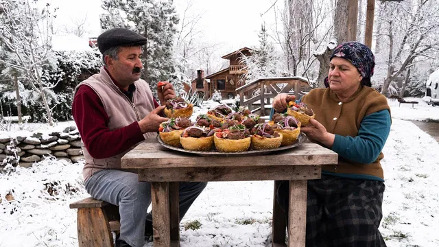 پخت کوفتهٔ سادهٔ روستایی روی بشقاب‌های خوراکی