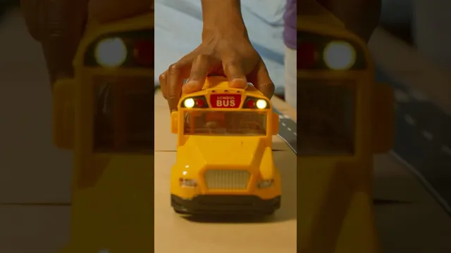 وای! 🚌 چرخ‌های اتوبوس اسباب‌بازی خیلی سریع می‌چرخند! (ویدیوی کوتاه)