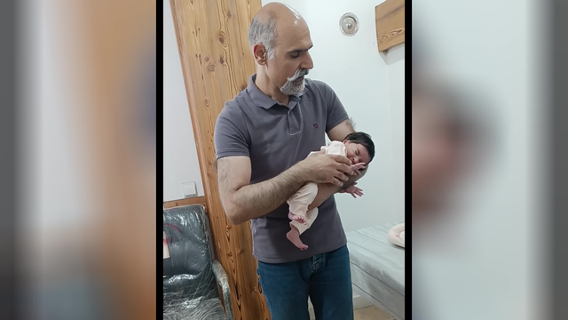 آغوش گرفتن نوزاد