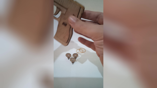 تفنگ چوبی و ماکت