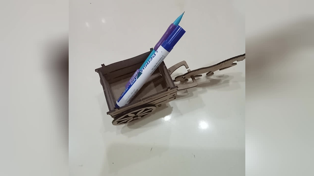 جامدادی رومیزی چوبی طرح گاری با اسب و دکوری