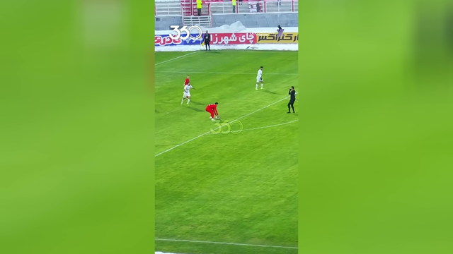 سهل‌گیری عجیب داور برای ضربه دروازه!