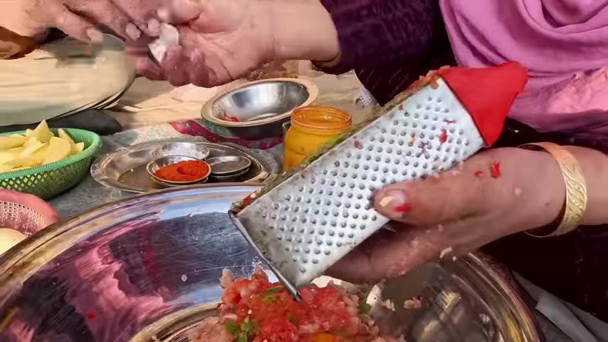 غذای روستایی در افغانستان؛ پخت نان محلی و کوفته با مرغ در غار
