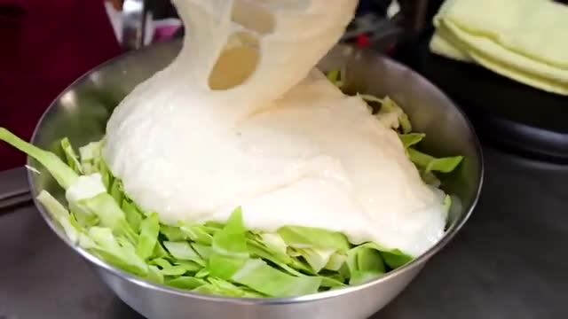 غذای خیابانی در ژاپن؛ پخت اُکونومی‌یاکی (Okonomiyaki) در توکیو