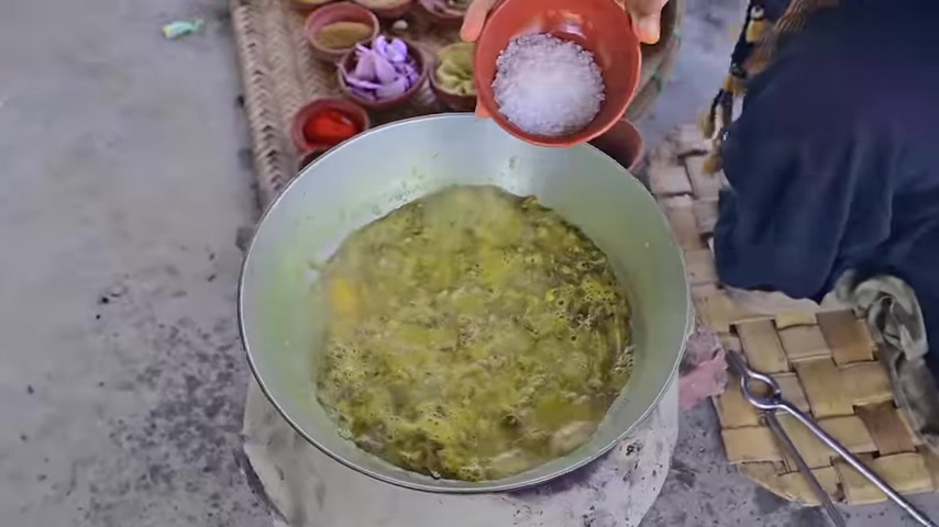 غذای روستایی در هند؛ پخت یک غذای سنتی با ماهی ریز، تخم مرغ و خرچنگ