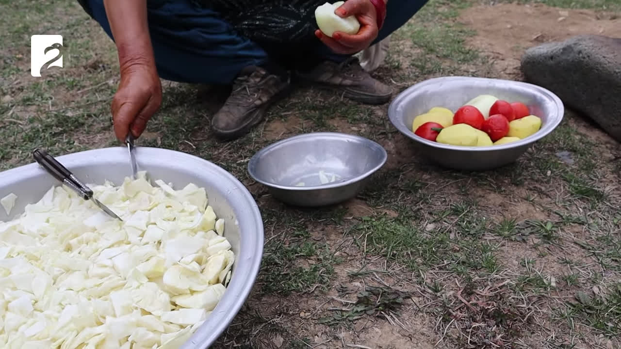 غذای روستایی در افغانستان؛ پخت خوراک کلم و سیب زمینی کنار رودخانه