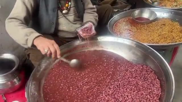 غذای خیابانی در پاکستان؛ پخت غذای محلی با لوبیا و نخود توسط پیرمرد 80 ساله