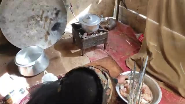 غذای عشایری در ایران؛ تهیه رب گوجه و پخت جوجه کباب در دشت