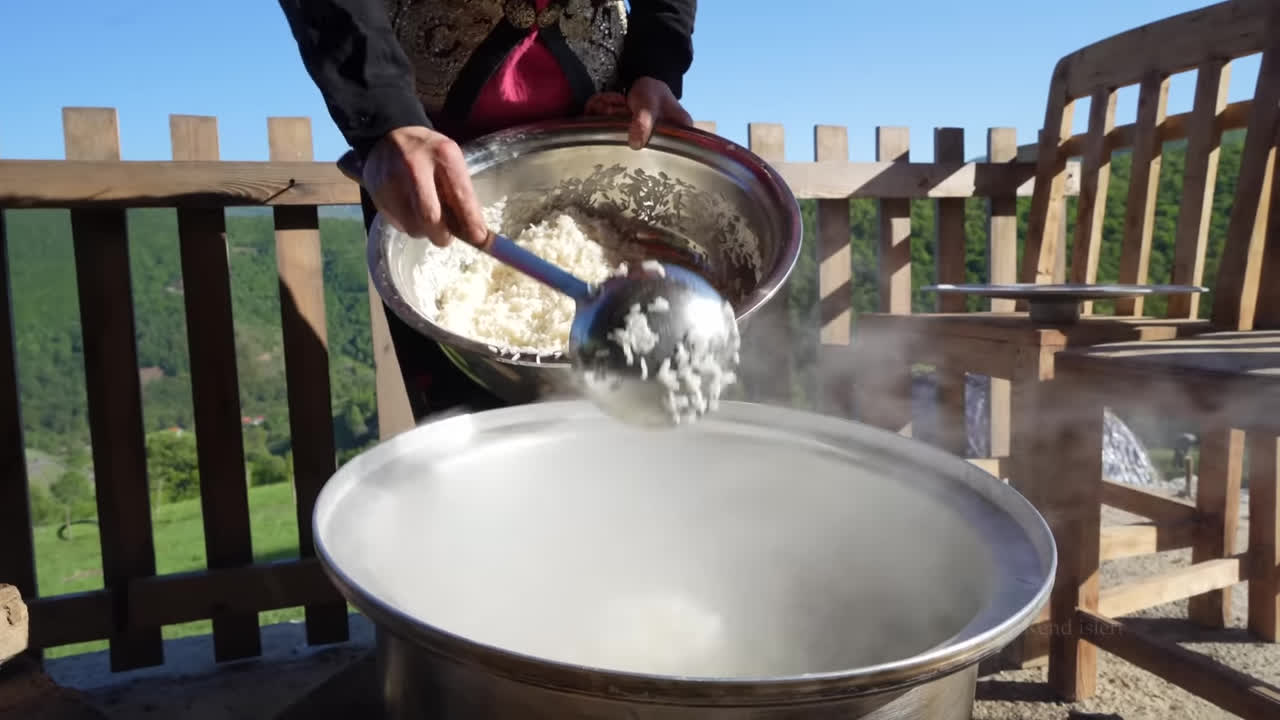 غذای روستایی در ایران؛ پخت پلو مخلوط با دنده بره و میوه خشک