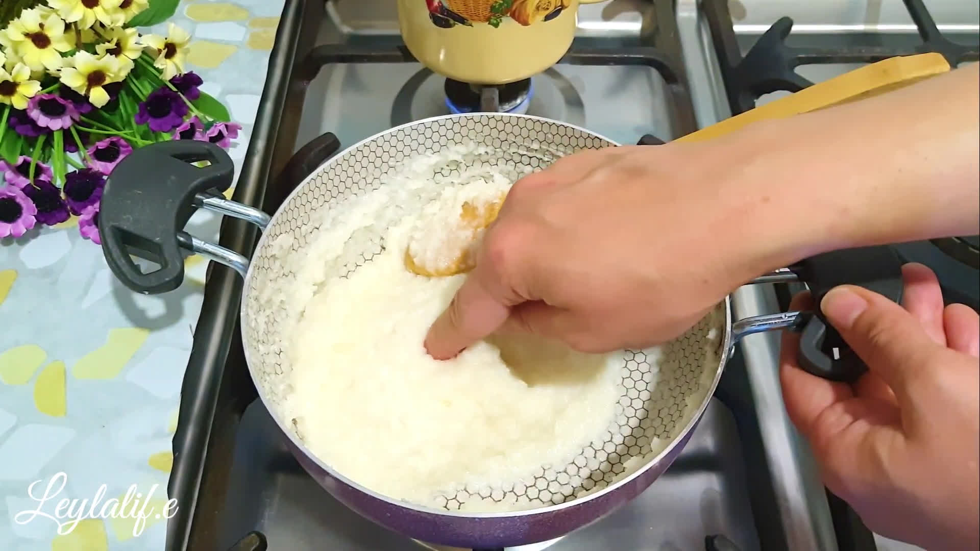آموزش تهیه شیرینی نارگیلی ترکدار با سبک قنادی به روش آسان