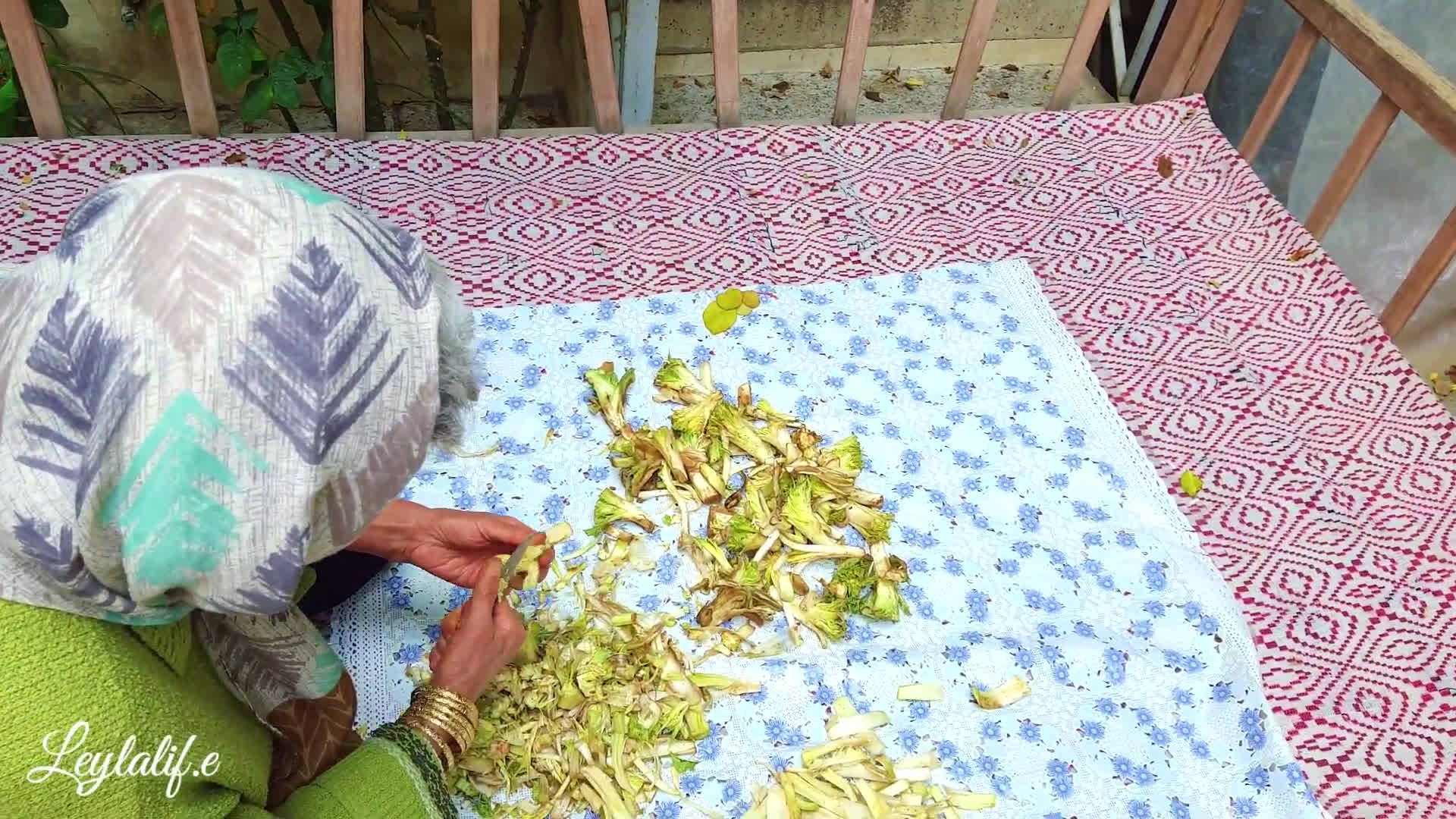 آموزش پاک‌کردن و نگهداری کنگر در فریزر