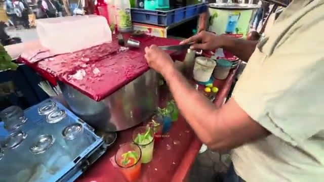 غذای خیابانی در هند؛ تهیه نوشیدنی با سودا در بمبئی