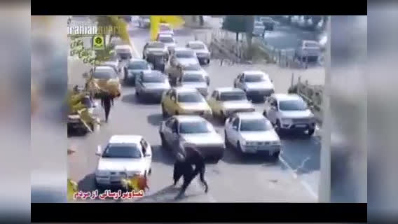 لحظه درگیری تن‌به‌تن مامور نیروی انتظامی با اراذل و اوباش در وسط خیابان/ رو پلیس