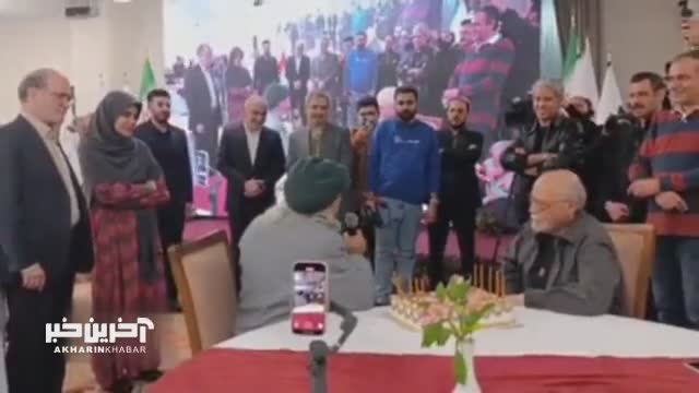آواز خواندن بهزاد فراهانی در جشن تولد 80 سالگی اش